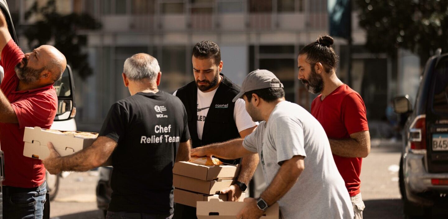 Du personnel de l'ONG CARE distribue des denrées alimentaires au Liban