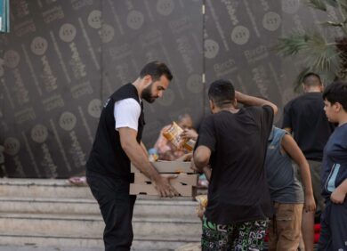 Du personnel de l'ONG CARE distribue des denrées alimentaires au Liban