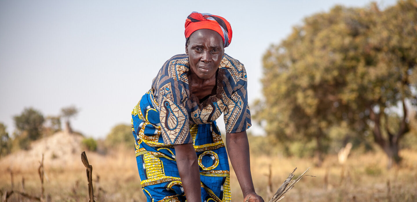 une femme agricultrice dans son champ en Afrique