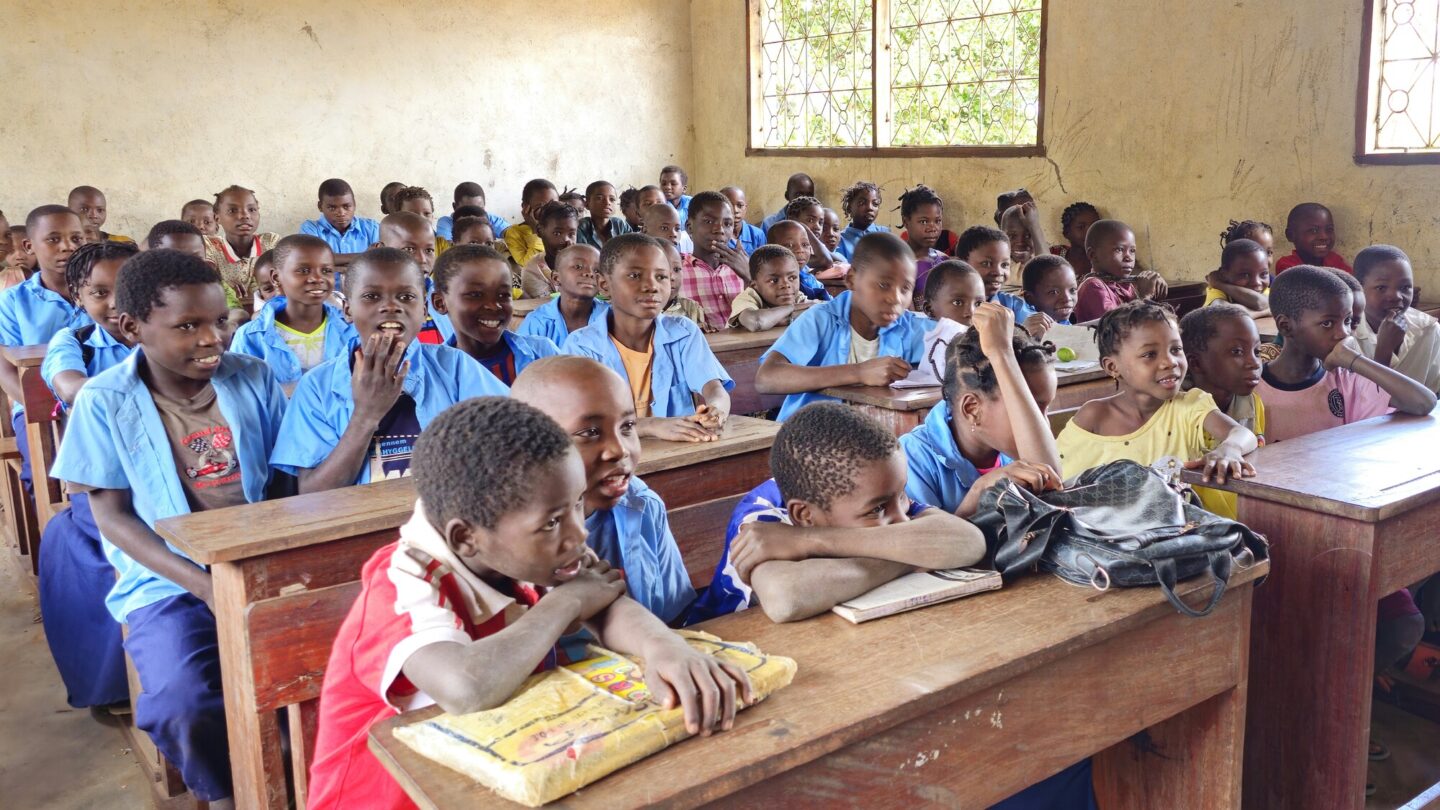 Des élèves dans une salle de classe en Afrique