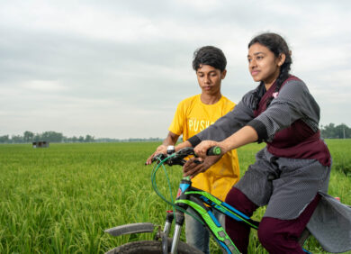 Une fille sur son vélo au Bangladesh