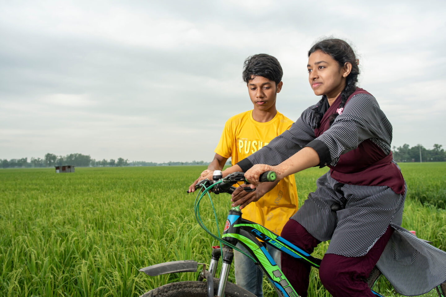 Une fille sur son vélo au Bangladesh