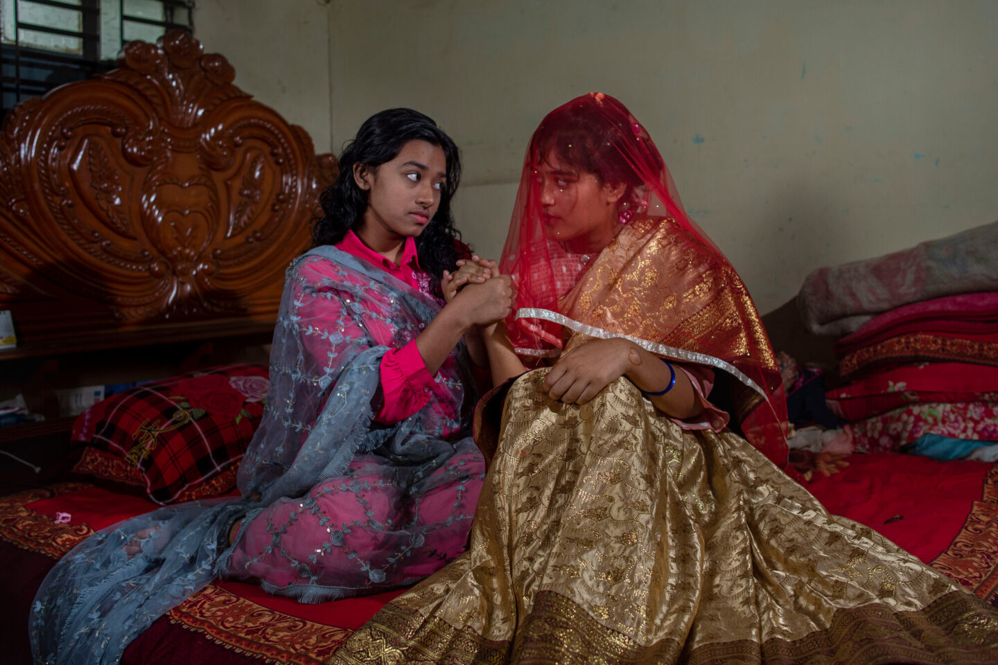 Deux filles dans une maison au Bangladesh