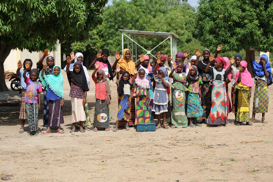 Des femmes et des filles dans un village au Mali