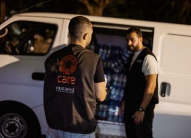 Du personnel de l'ONG CARE distribue des denrées alimentaires au Liban