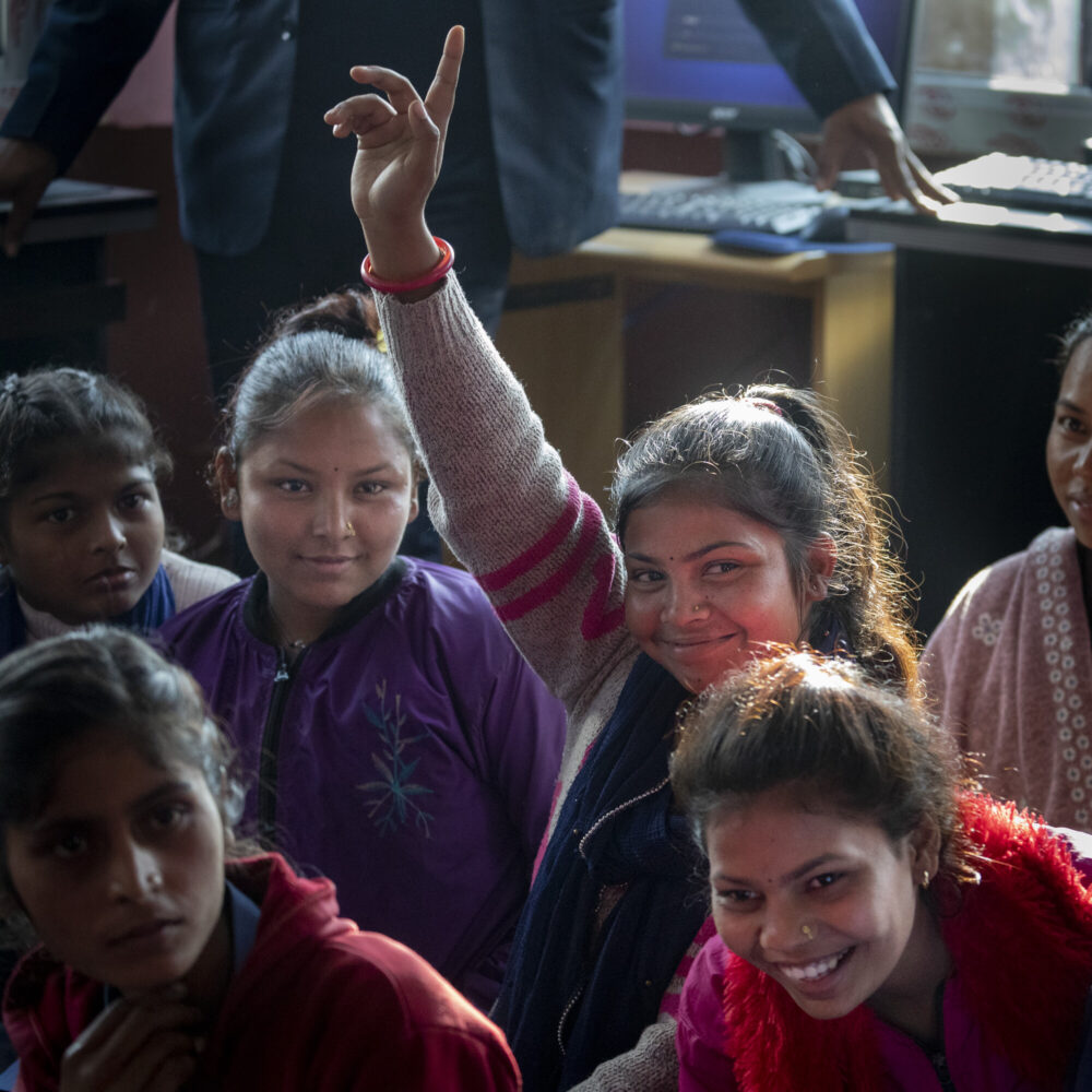 Des filles soutenues par l'ONG CARE qui lutte contre les mariages forcés au Népal