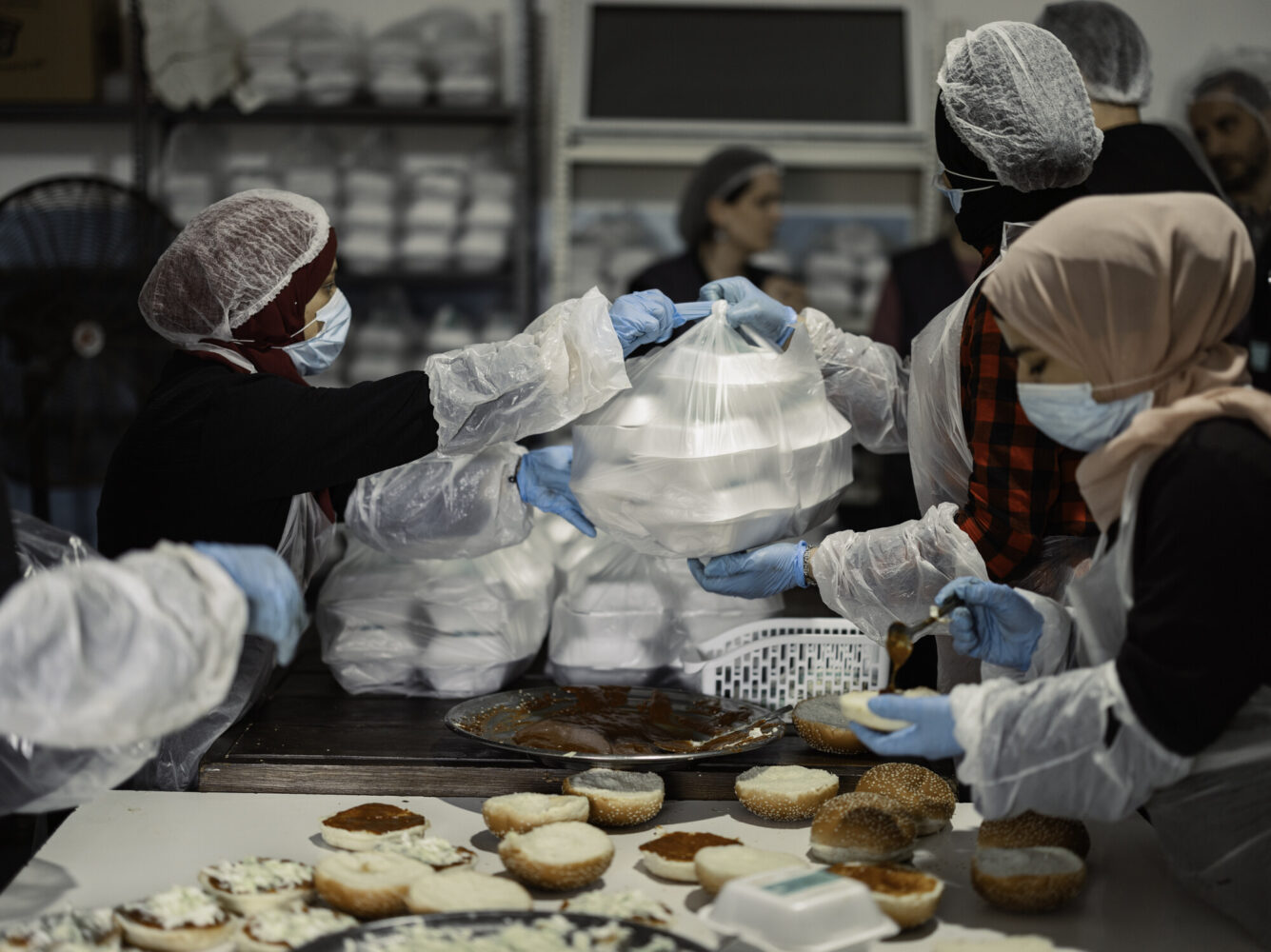 Les membres de l'ONG CARE préparent à distribuer des repas pour les refugiés au Liban