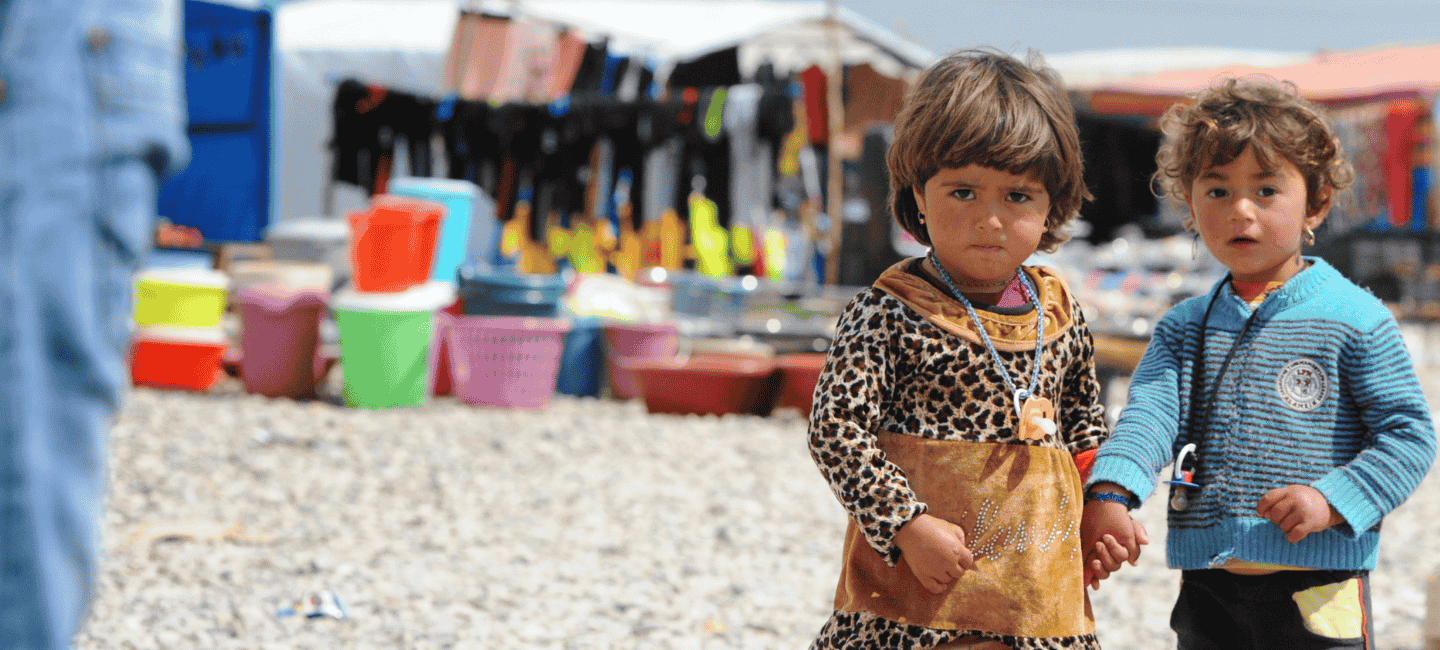 Enfants dans un camp face aux crises humanitaires