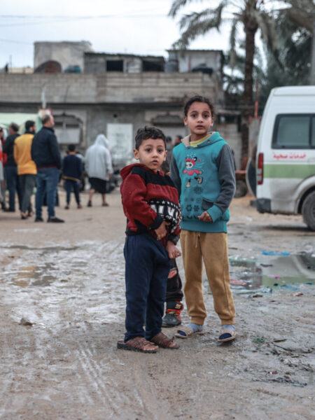 Deux enfants dans la rue à Gaza