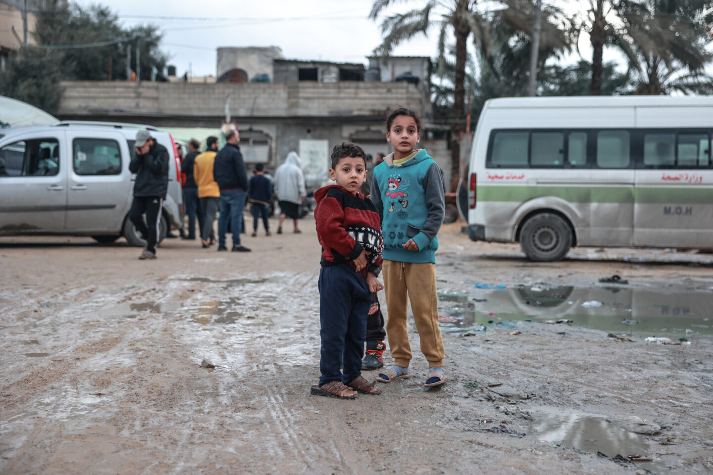 Deux enfants dans la rue à Gaza