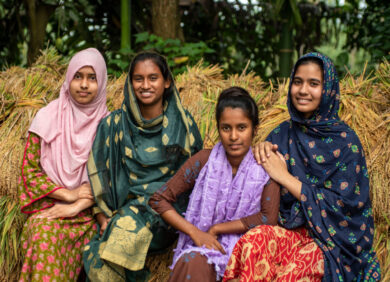 Des filles soutenues par l'ONG CARE qui lutte contre les mariages d'enfants au Bangladesh