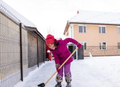 Une enfant dans un centre accueillant des enfants en situation de handicap en Roumanie