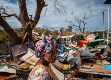 Une femme à Mayotte dans après le passage du cyclone Chido