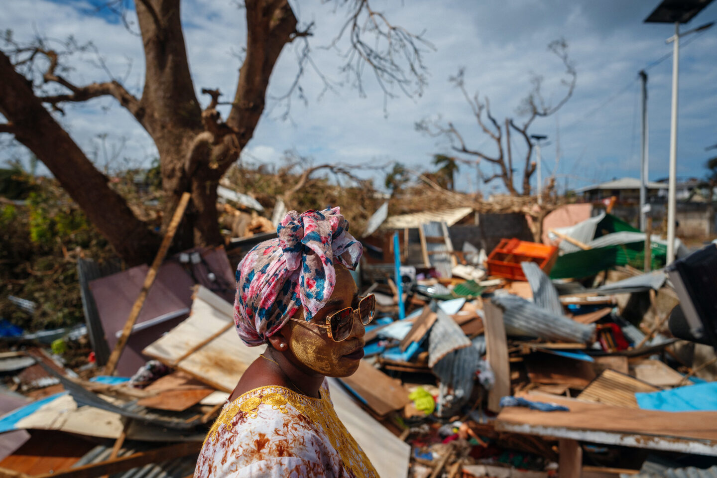 Une femme à Mayotte dans après le passage du cyclone Chido