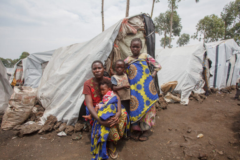 Une famille déplacée par une catastrophe climatique en Afrique