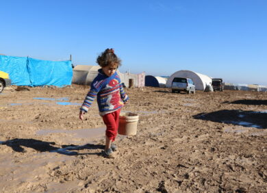 Une fille dans un camp de réfugiés en Syrie