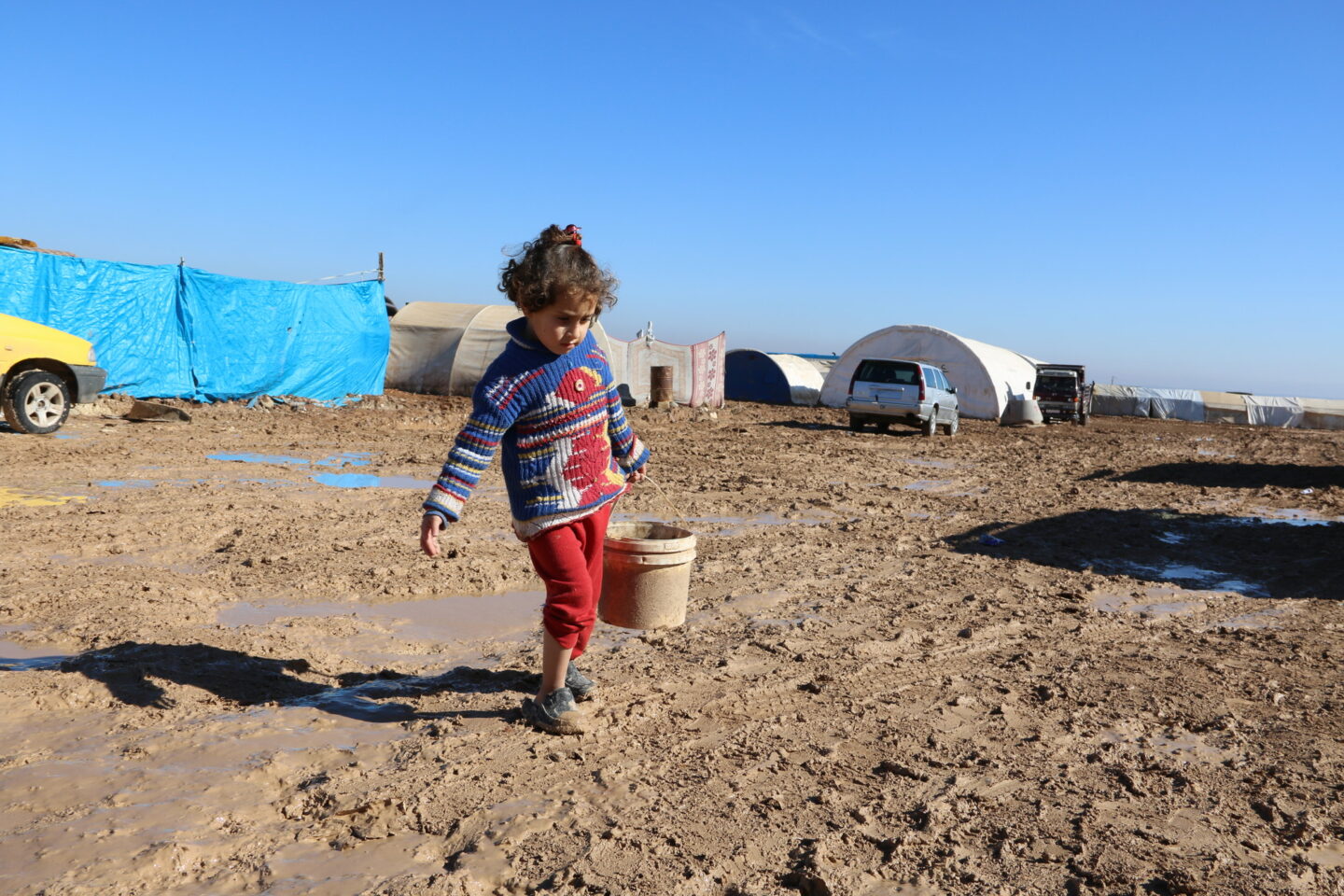 Une fille dans un camp de réfugiés en Syrie