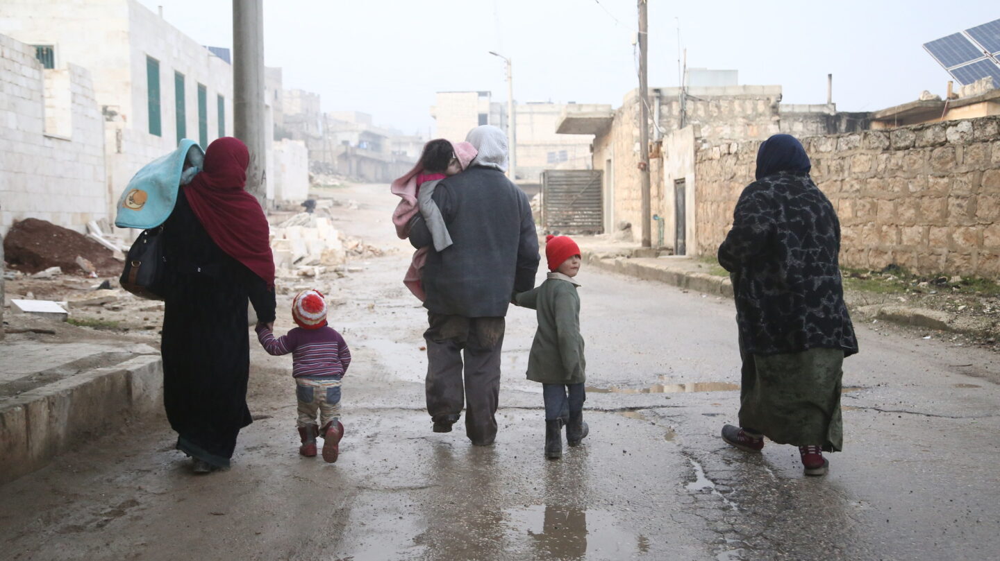 Une famille dans les décombres de la guerre en Syrie