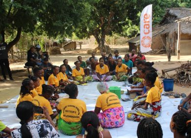 Un groupe de femmes réunies dans un village à Madagascar