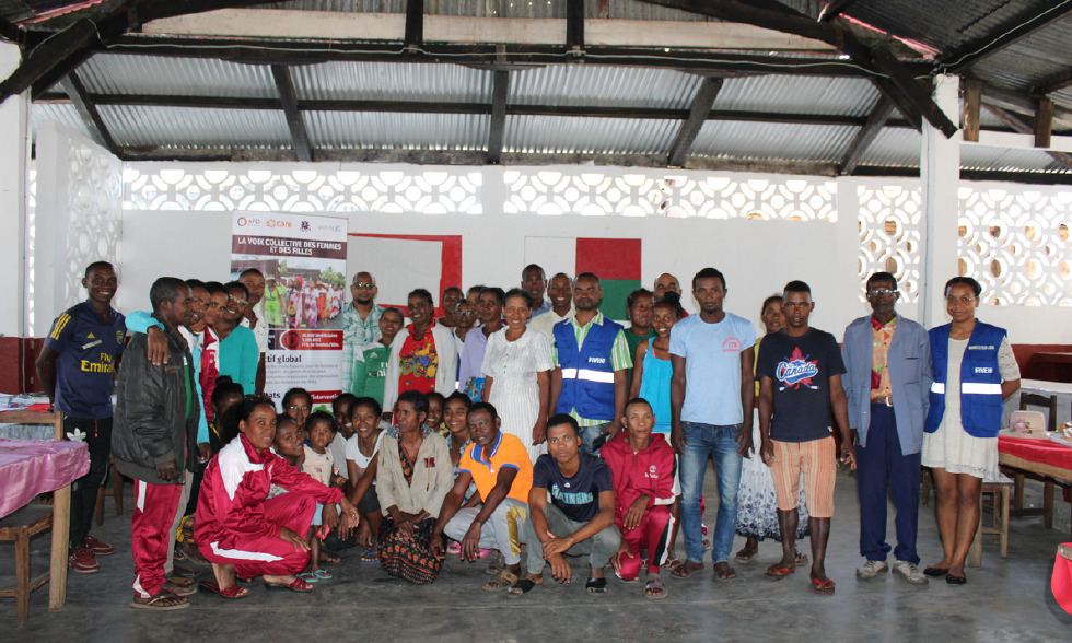 Un groupe de personnes soutenues par l'ONG CARE à Madagascar