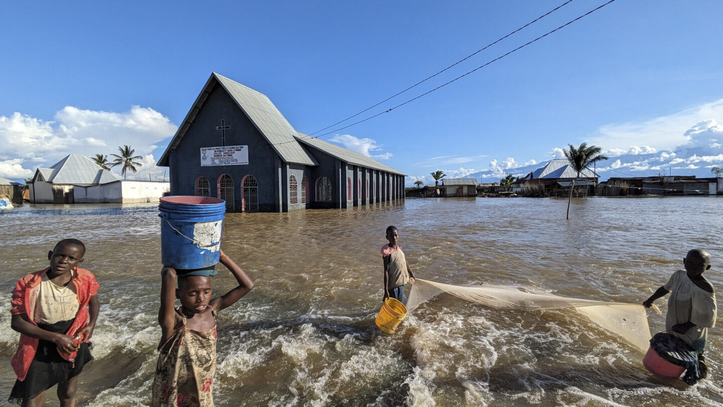 Des enfants marchent dans un village touché par des inondations au Burundi.