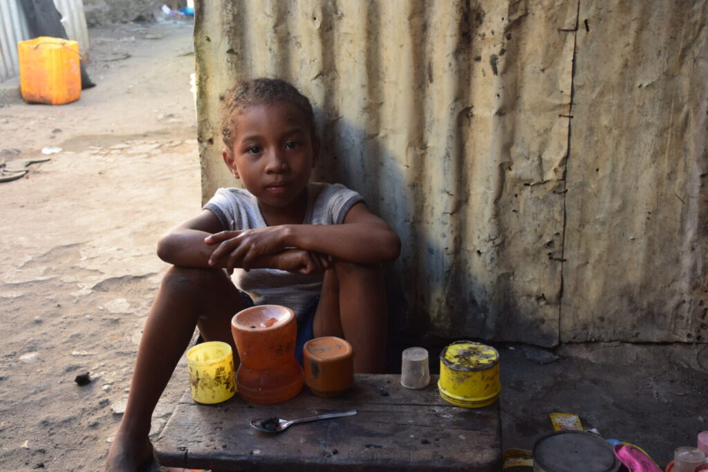 Une jeune fille touchée par la crise humanitaire à Madagascar.