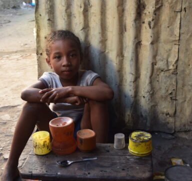 Une jeune fille touchée par la crise humanitaire à Madagascar.