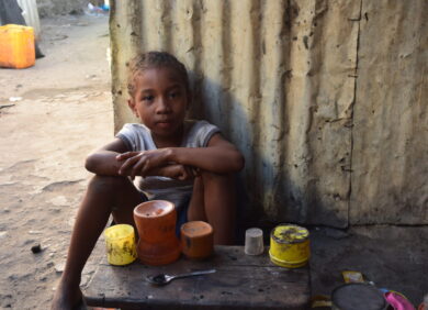 Une jeune fille touchée par la crise humanitaire à Madagascar.