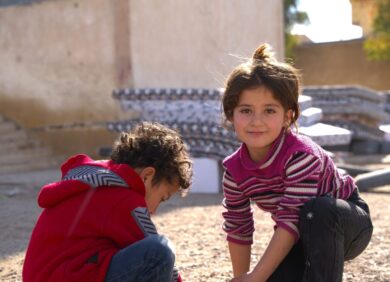 Deux enfants dans un camp de réfugiés en Syrie