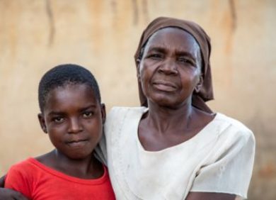 Femme avec sa petite-fille qui souffre de la faim