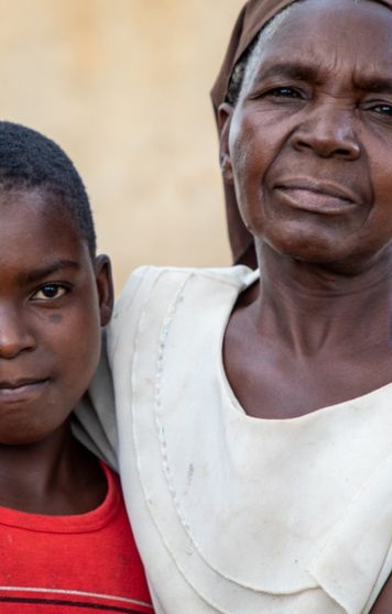 Femme avec sa petite-fille qui souffre de la faim