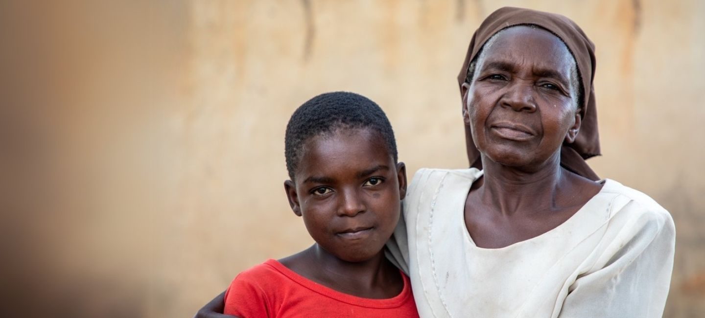 Femme avec sa petite-fille qui souffre de la faim