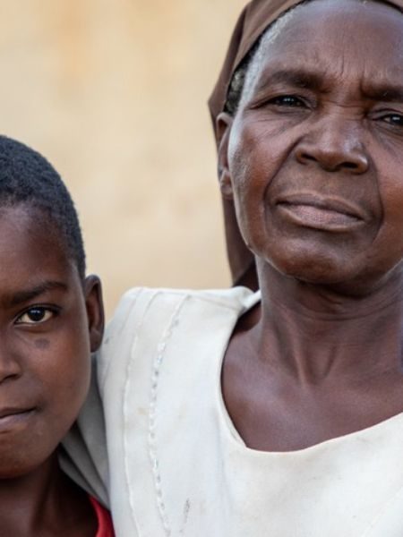 Femme avec sa petite-fille qui souffre de la faim