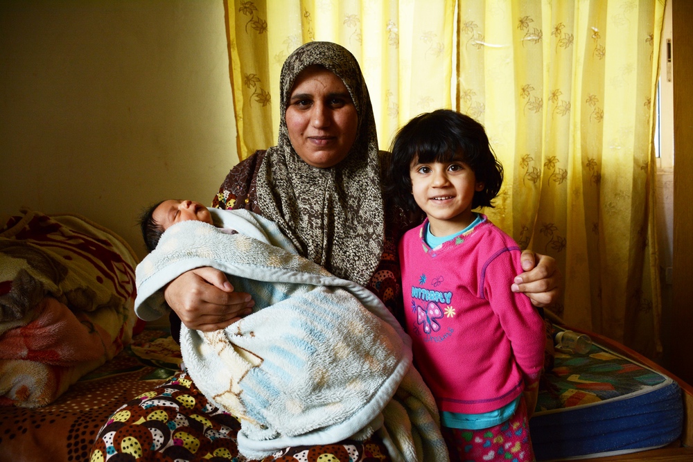 Mariam, réfugiée syrienne, mère de deux enfants reçoit une aide financière de CARE pour couvrir ses frais médicaux.