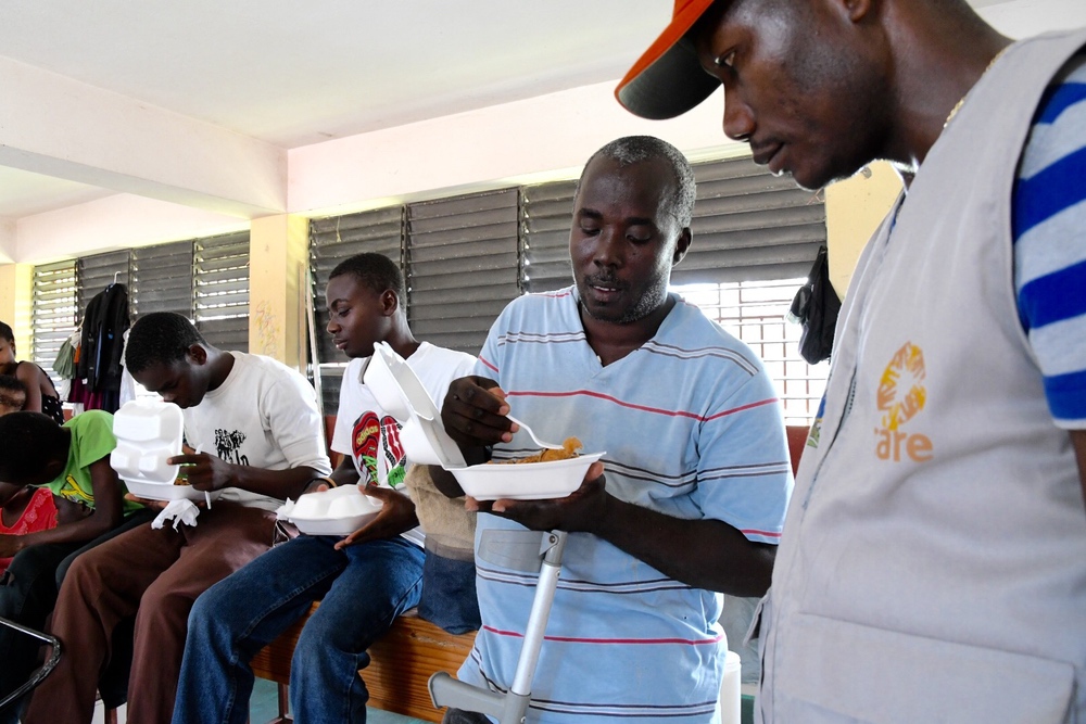 L'association CARE distribue des repas aux victimes de l'ouragan Matthew