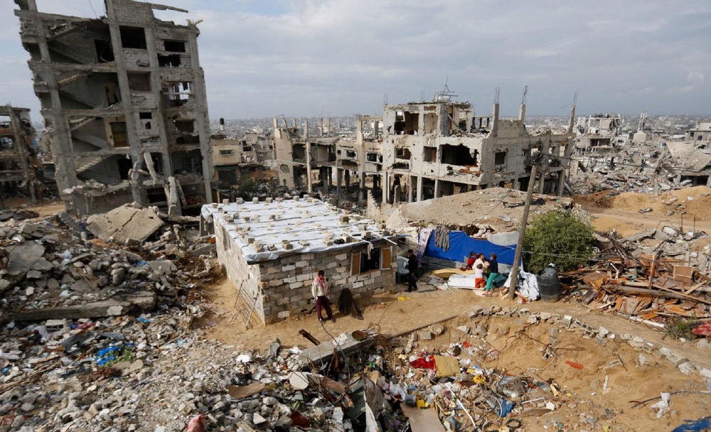 Suleiman a construit un petit abri pour sa famille à l'aide des débris de sa maison, bombardée en août 2014.