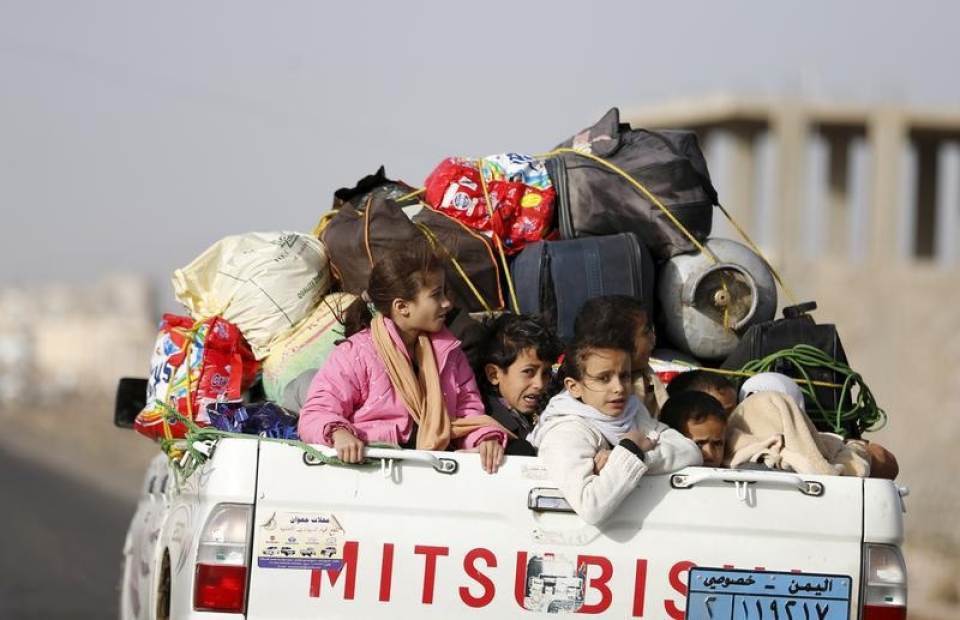 Enfants fuyant les frappes aériennes au Yémen