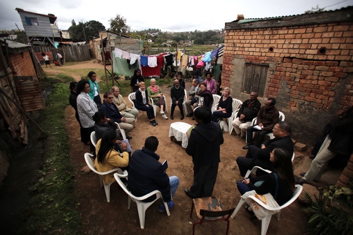 Les parlementaires en discussion avec les bénéficiaires de projets de développement © Josh Estey / CARE