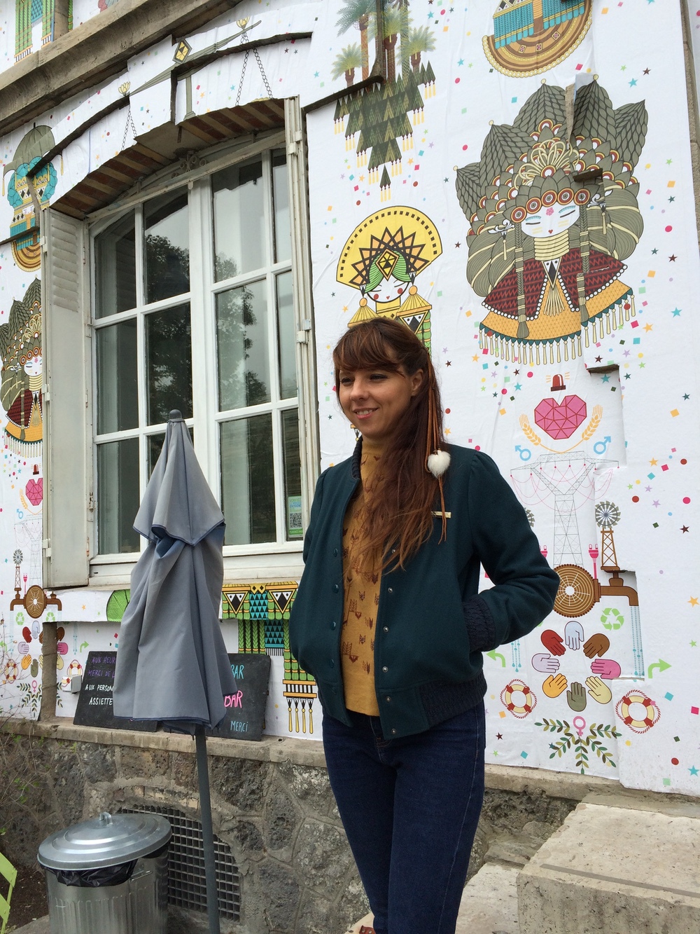 Koralie devant son œuvre au Pavillon des Canaux