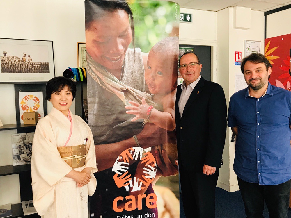 La visite de Madame Toshiko Abe, Secrétaire d'Etat aux Affaires Etrangères du Japon dans les locaux de CARE France a été l'occasion d'un échange enrichissant autour de la coopération entre ONG françaises et japonaises.