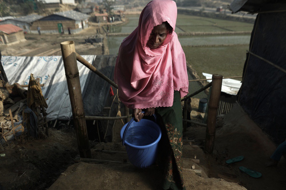 CARE intervient dans le camp où vit Fatema depuis le début de la crise, et fournit aux réfugiés un accès à l’eau potable et à des sanitaires.