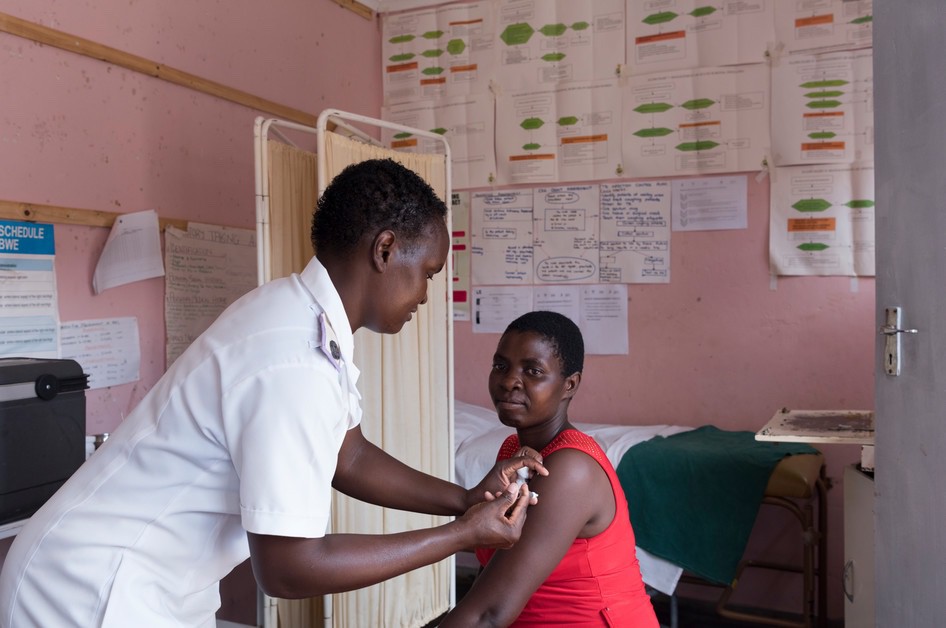 Evelyne est sage-femme au Bénin et se mobilise pour faire face au Coronavirus.