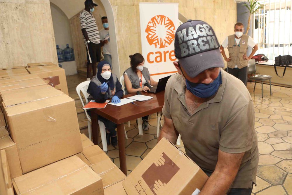 Distribution CARE de colis alimentaires aux populations sinistrées de Beyrouth.