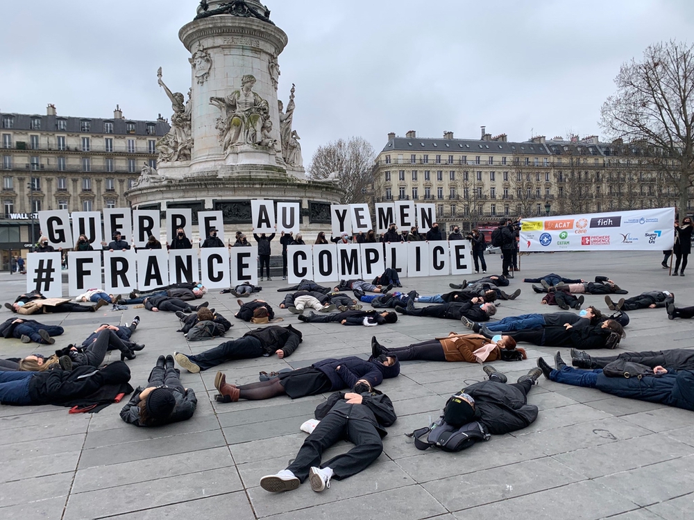 die-in place de la république par 12 ONG contre la guerre au Yémen