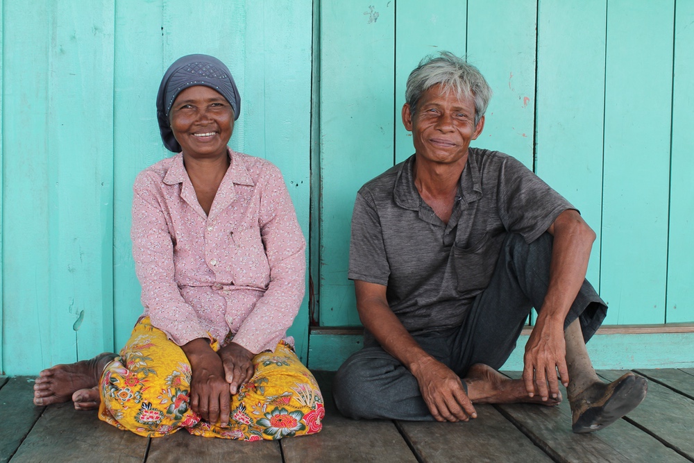 un couple de pêcheur souriant au Cambodge soutenus par CARE