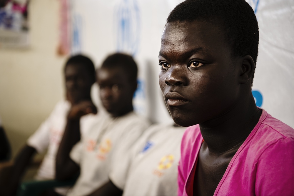 3 femmes dans un groupe de parole en Ouganda avec les équipes de CARE