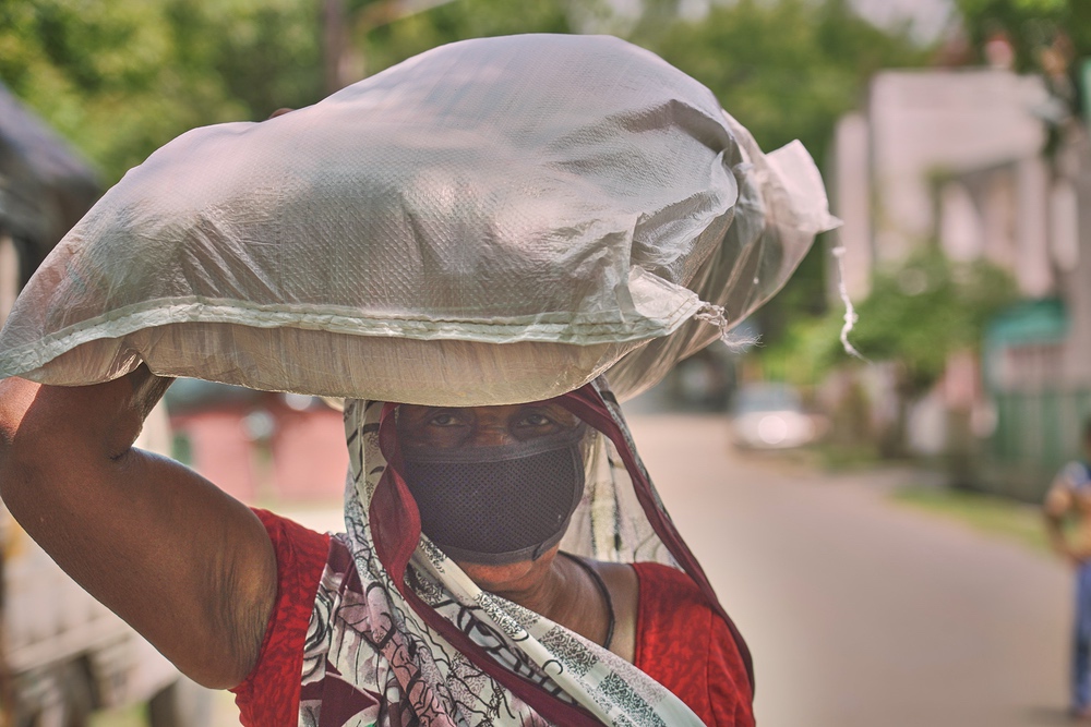 L'association CARE distribue une aide alimentaire en Inde