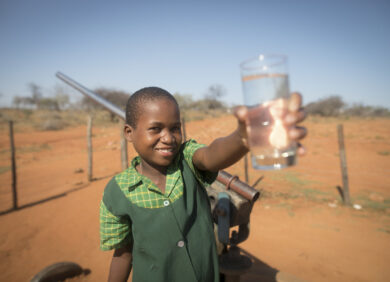 L’ONG CARE agit pour donner accès à l’eau et soutient la scolarisation des enfants