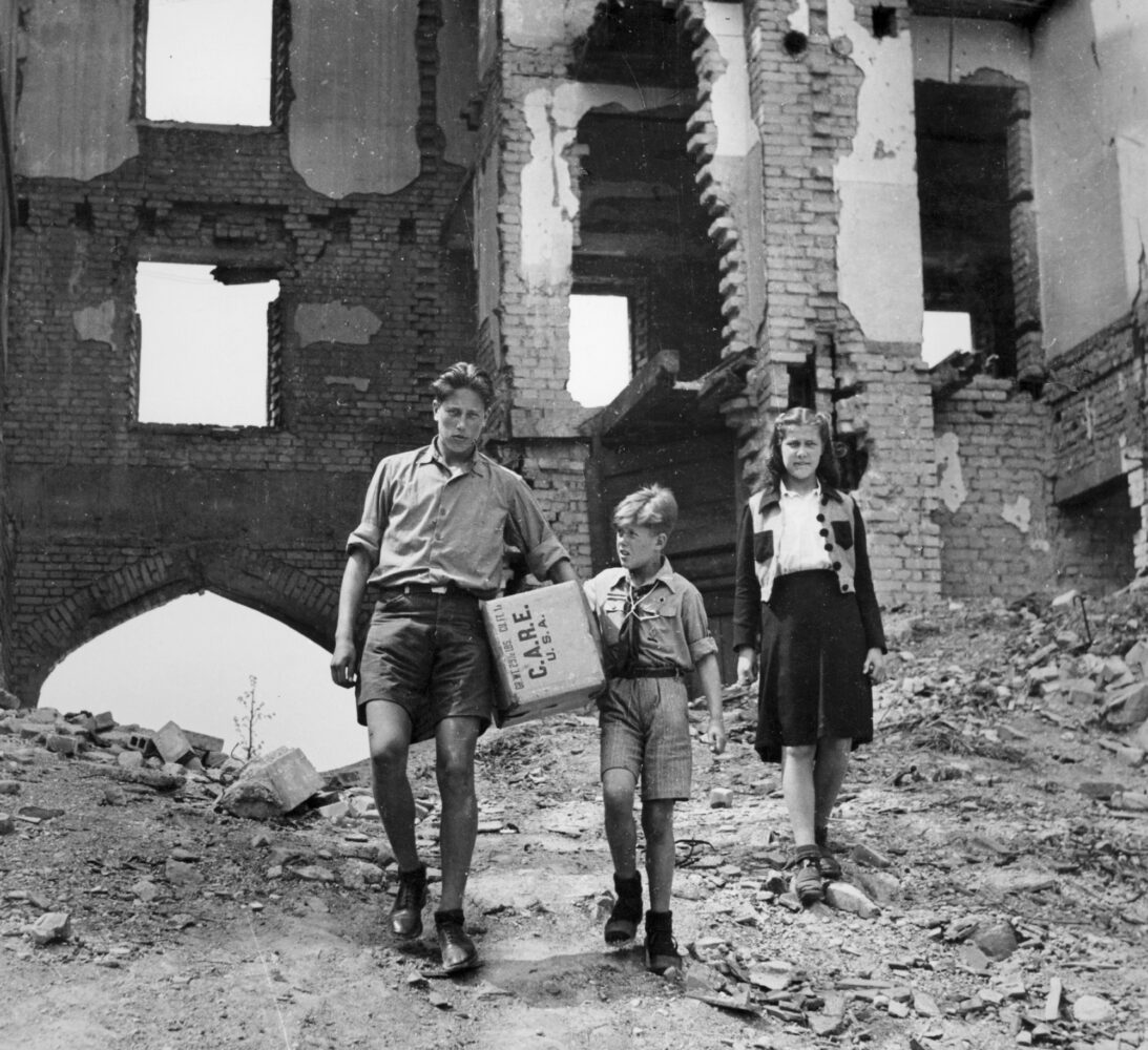 En 1945, l’ONG CARE apporter une aide humanitaire après la guerre en Europe.
