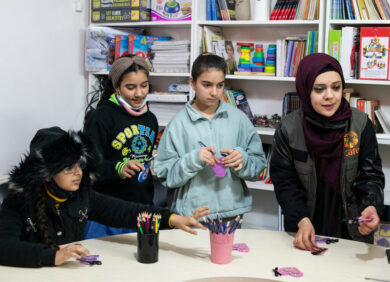 Dans le centre communautaire de leur camp de réfugiés, des filles profitent d'une activité proposée par CARE qui les soutient pour aller à l'école en Jordanie